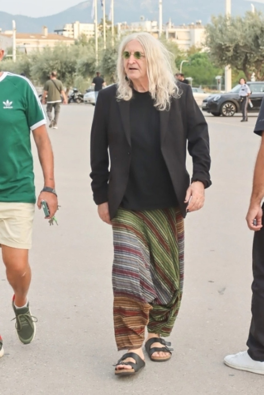 Με πολύχρωμο σαλβάρι, σανδάλια και πράσινα γυαλιά: Ο Νίκος Καρβέλας πήγε έτσι στο γήπεδο & ξετρέλανε όλες τις γυναίκες
