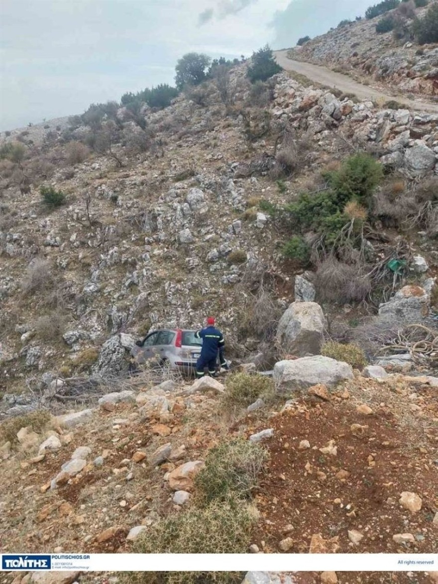 Απίστευτο τροχαίο με 97χρονο οδηγό – Έπεσε σε χαράδρα 10 μέτρων