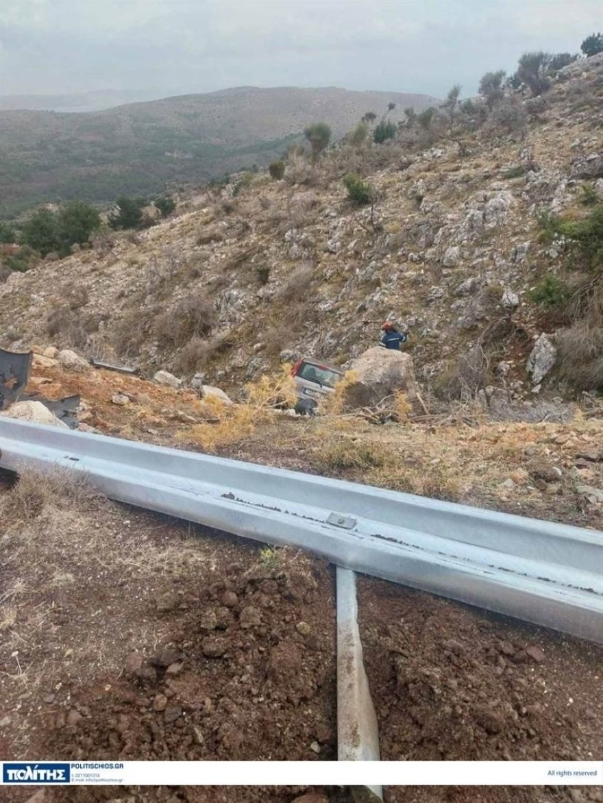 Απίστευτο τροχαίο με 97χρονο οδηγό – Έπεσε σε χαράδρα 10 μέτρων