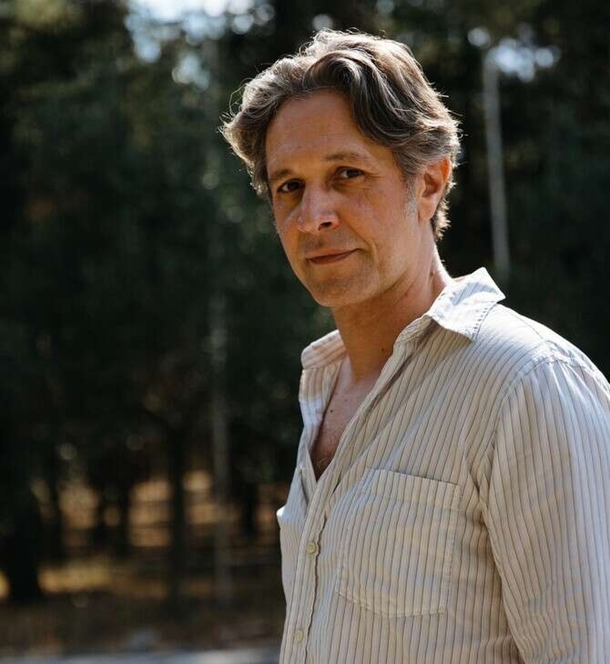 Αιμίλιος Χειλάκης: Η συμμετοχή στις Άγριες Μέλισσες, ο γάμος με την Αθηνά Μαξίμου, η διακοπή της υιοθεσίας και η γνώμη για τα ριάλιτι