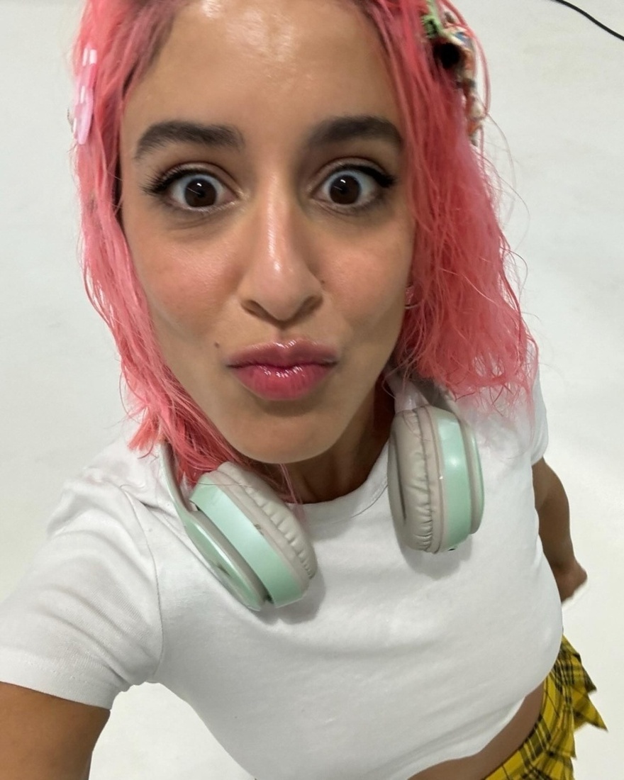 Έπαθαν σοκ οι θαυμαστές της: Τέλος τα μακριά καστανά μαλλιά για την Μαρίνα Σάττι, τα έκοψε και τα έβαψε ροζ – Δείτε φωτογραφίες της