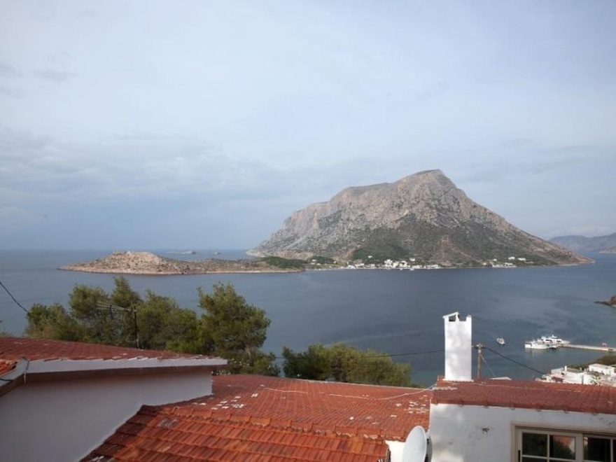 Παράδειγμα για όλους τους δασκάλους: Ταξιδεύει κάθε μέρα με καΐκι στην Τέλενδο για τον μοναδικό μαθητή του