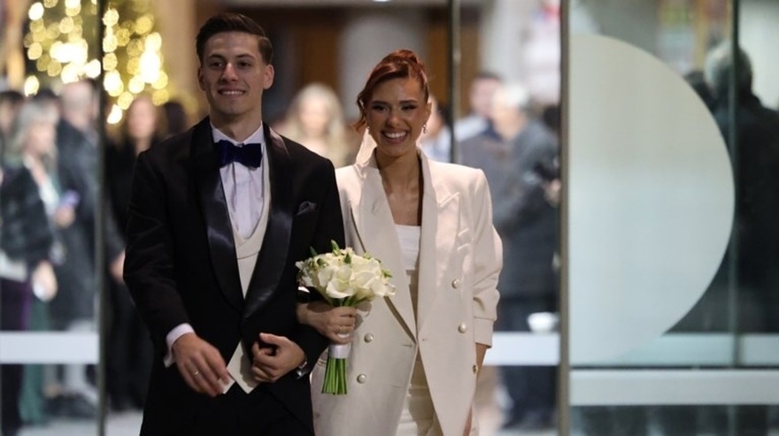 Γνωστός ποδοσφαιριστής παντρεύτηκε την αγαπημένη του και δεν το πήρε κανείς είδηση – Η λεπτομέρεια στο νυφικό που λίγοι πρόσεξαν