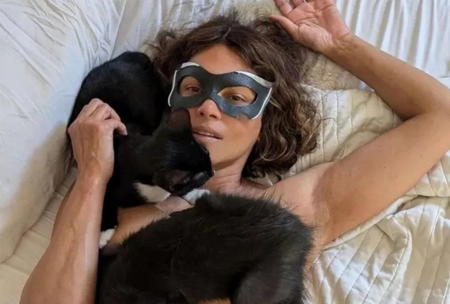 Η Halle Berry γιορτάζει τα 20 χρόνια της Catwoman ποζάροντας με τις γάτες της