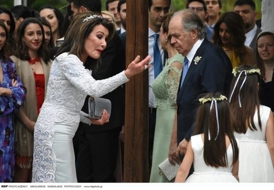 Όλοι το παρατήρησαν και έγινε θέμα σχολιασμού: Το μοναδικό λάθος που έκανε η Γιάννα Αγγελοπούλου στο γάμο του γιου της