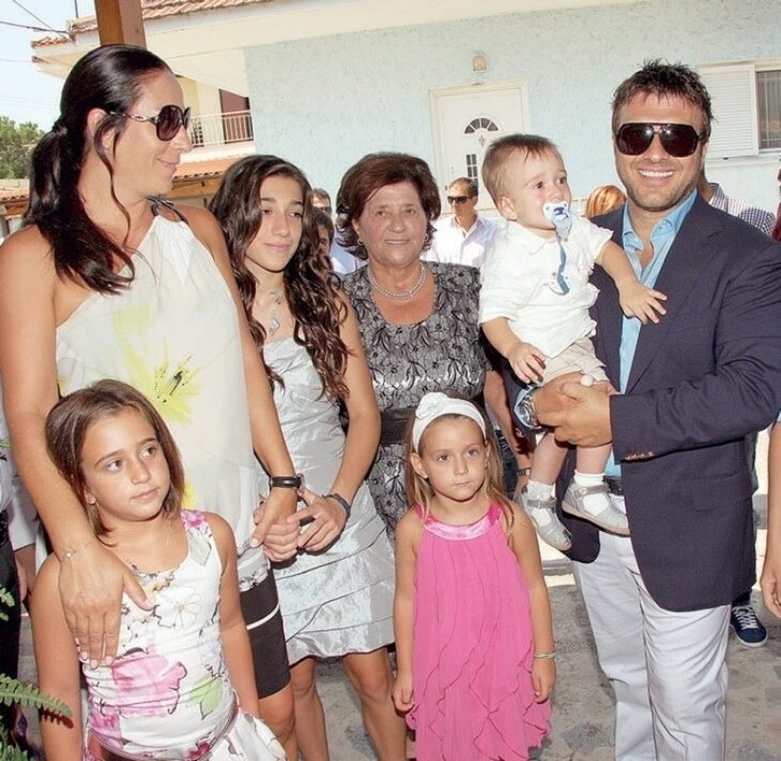 Η αποκάλυψη του Γιάννη Πλούταρχου: «Δεν περιμέναμε ότι θα κάνουμε 5 παιδιά – Η εταιρεία μου ήθελε να κρύψω τον γάμο μου»