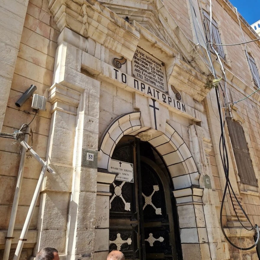 Ο Τόλης τη βλέπει από ψηλά: Στιγμιότυπα από το ταξίδι της Άντζελας Γκερέκου στους Αγίους Τόπους