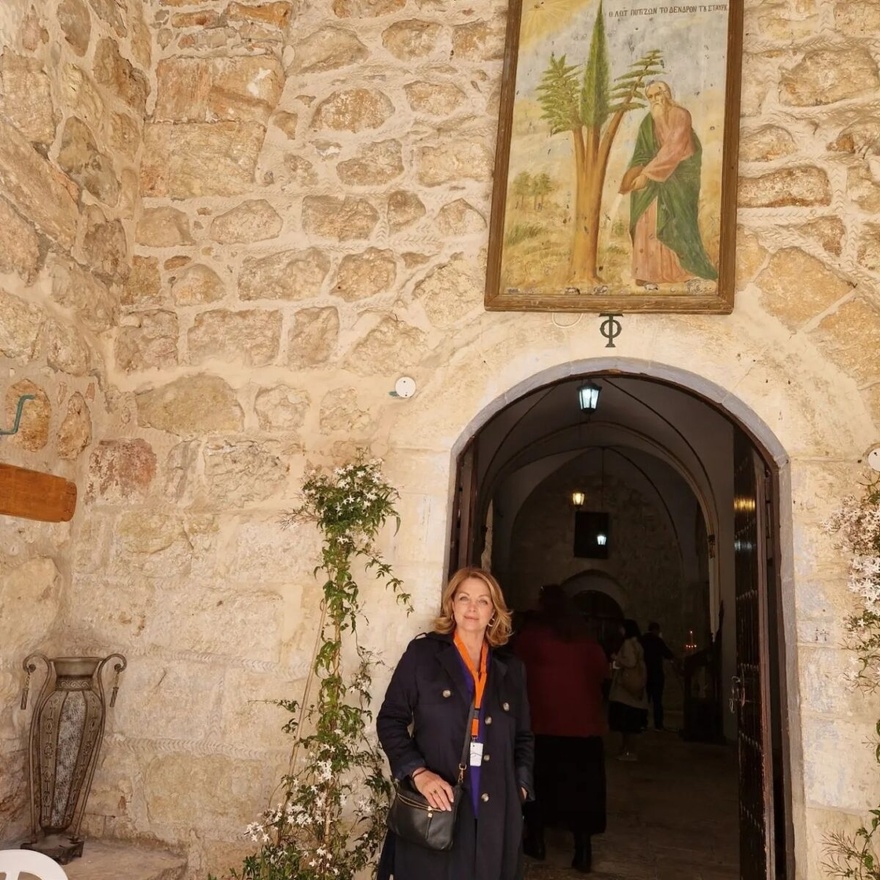 Ο Τόλης τη βλέπει από ψηλά: Στιγμιότυπα από το ταξίδι της Άντζελας Γκερέκου στους Αγίους Τόπους