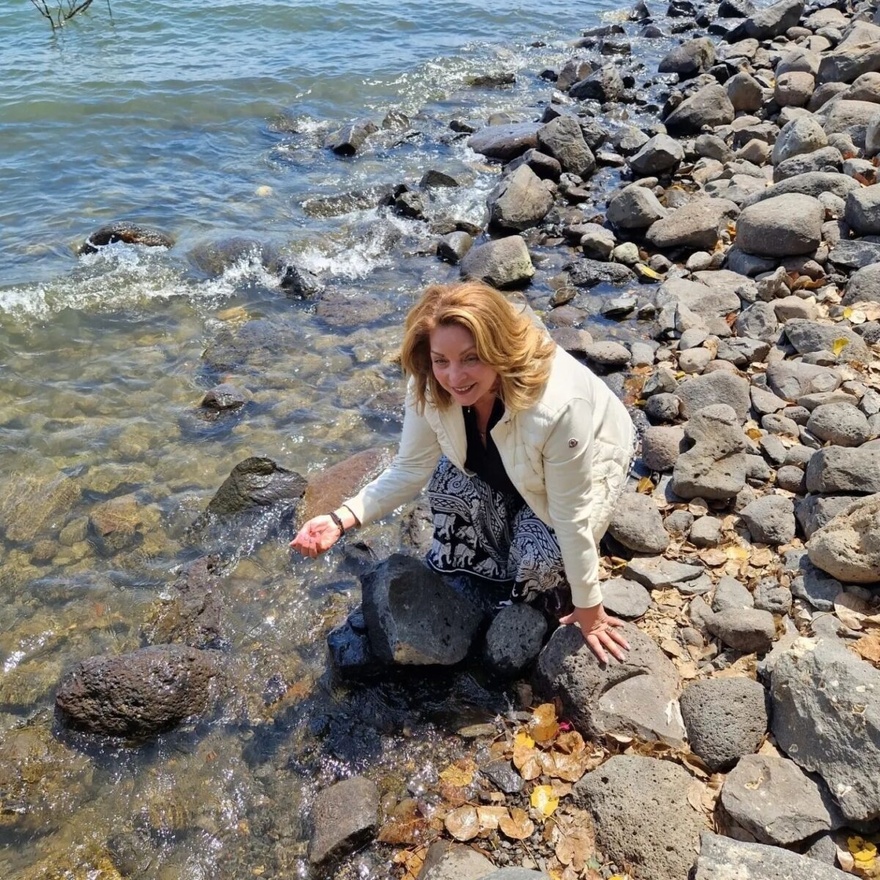 Ο Τόλης τη βλέπει από ψηλά: Στιγμιότυπα από το ταξίδι της Άντζελας Γκερέκου στους Αγίους Τόπους