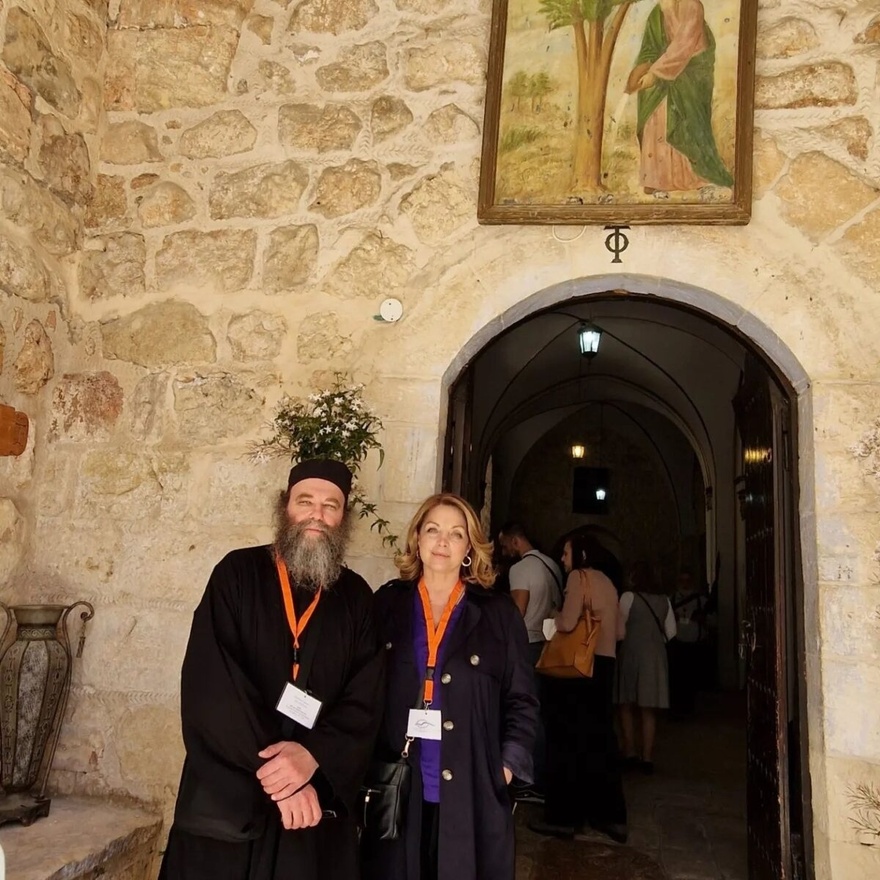 Ο Τόλης τη βλέπει από ψηλά: Στιγμιότυπα από το ταξίδι της Άντζελας Γκερέκου στους Αγίους Τόπους