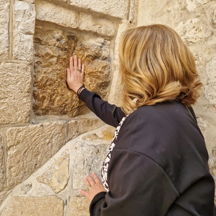 Ο Τόλης τη βλέπει από ψηλά: Στιγμιότυπα από το ταξίδι της Άντζελας Γκερέκου στους Αγίους Τόπους