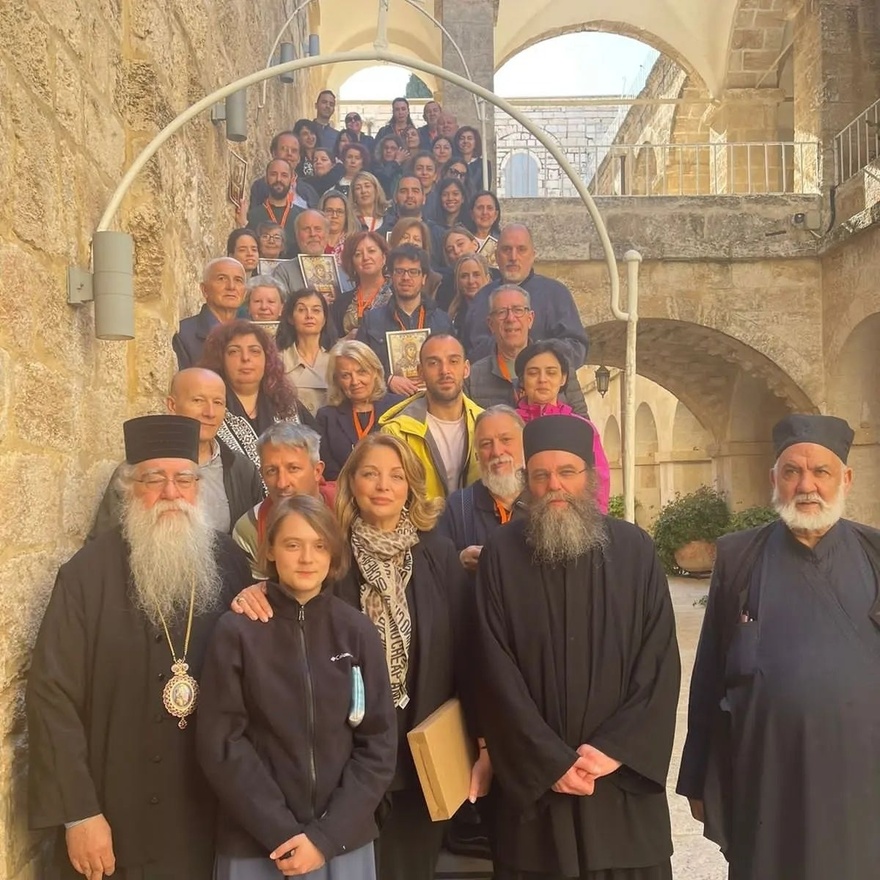 Ο Τόλης τη βλέπει από ψηλά: Στιγμιότυπα από το ταξίδι της Άντζελας Γκερέκου στους Αγίους Τόπους