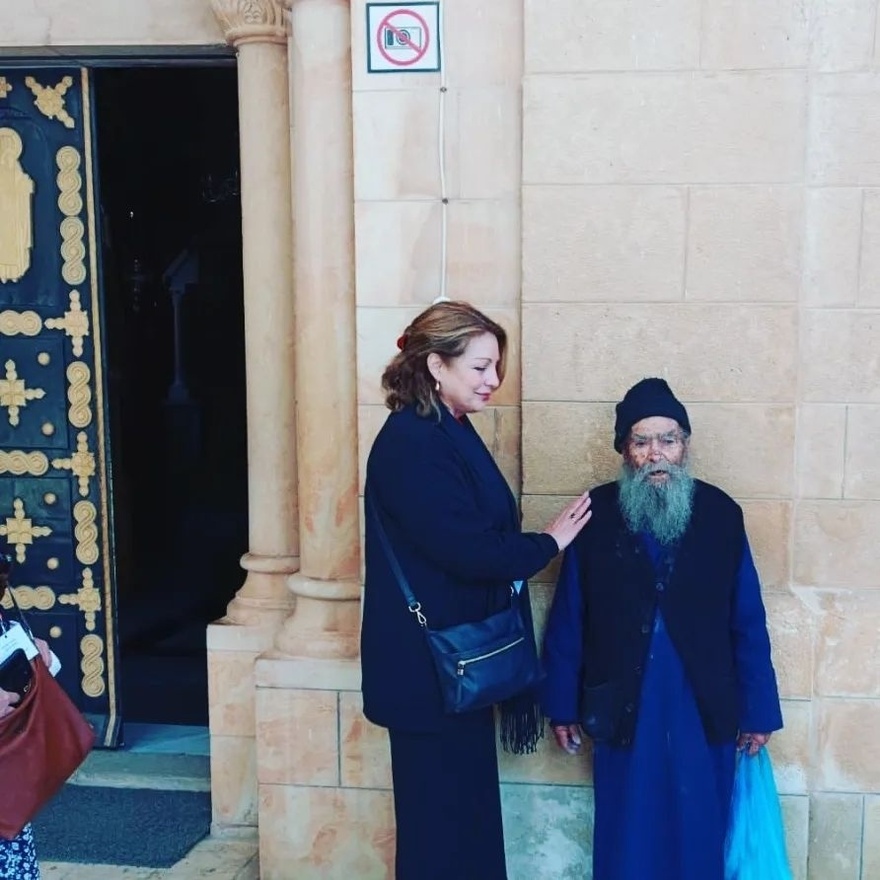 Ο Τόλης τη βλέπει από ψηλά: Στιγμιότυπα από το ταξίδι της Άντζελας Γκερέκου στους Αγίους Τόπους