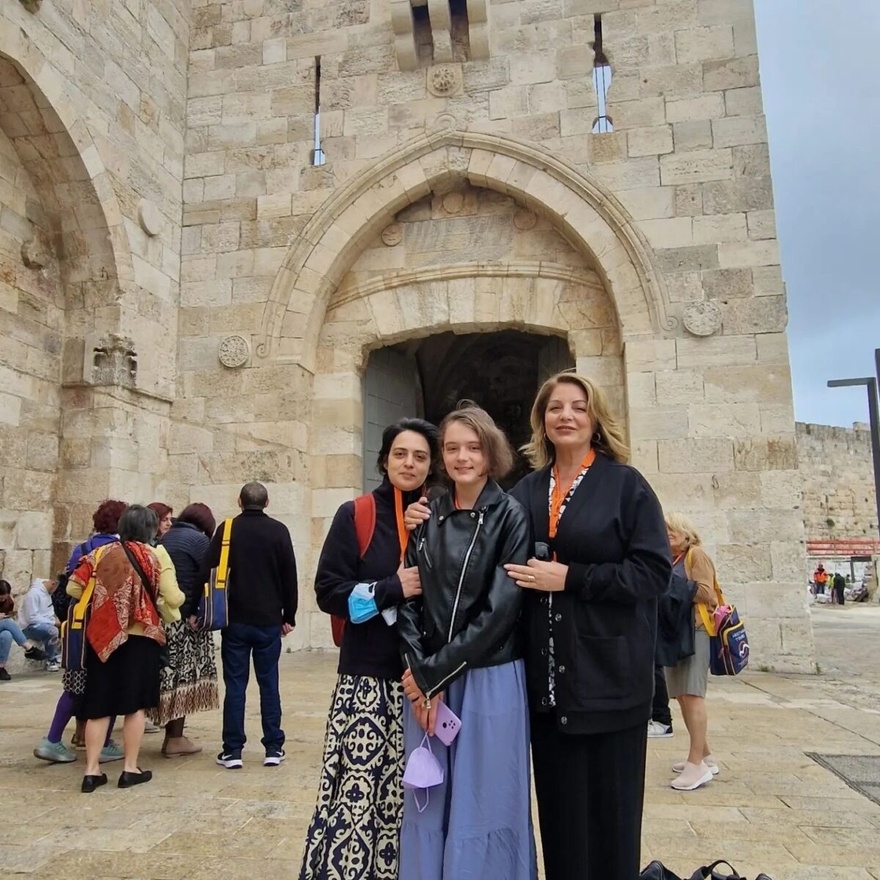 Ο Τόλης τη βλέπει από ψηλά: Στιγμιότυπα από το ταξίδι της Άντζελας Γκερέκου στους Αγίους Τόπους