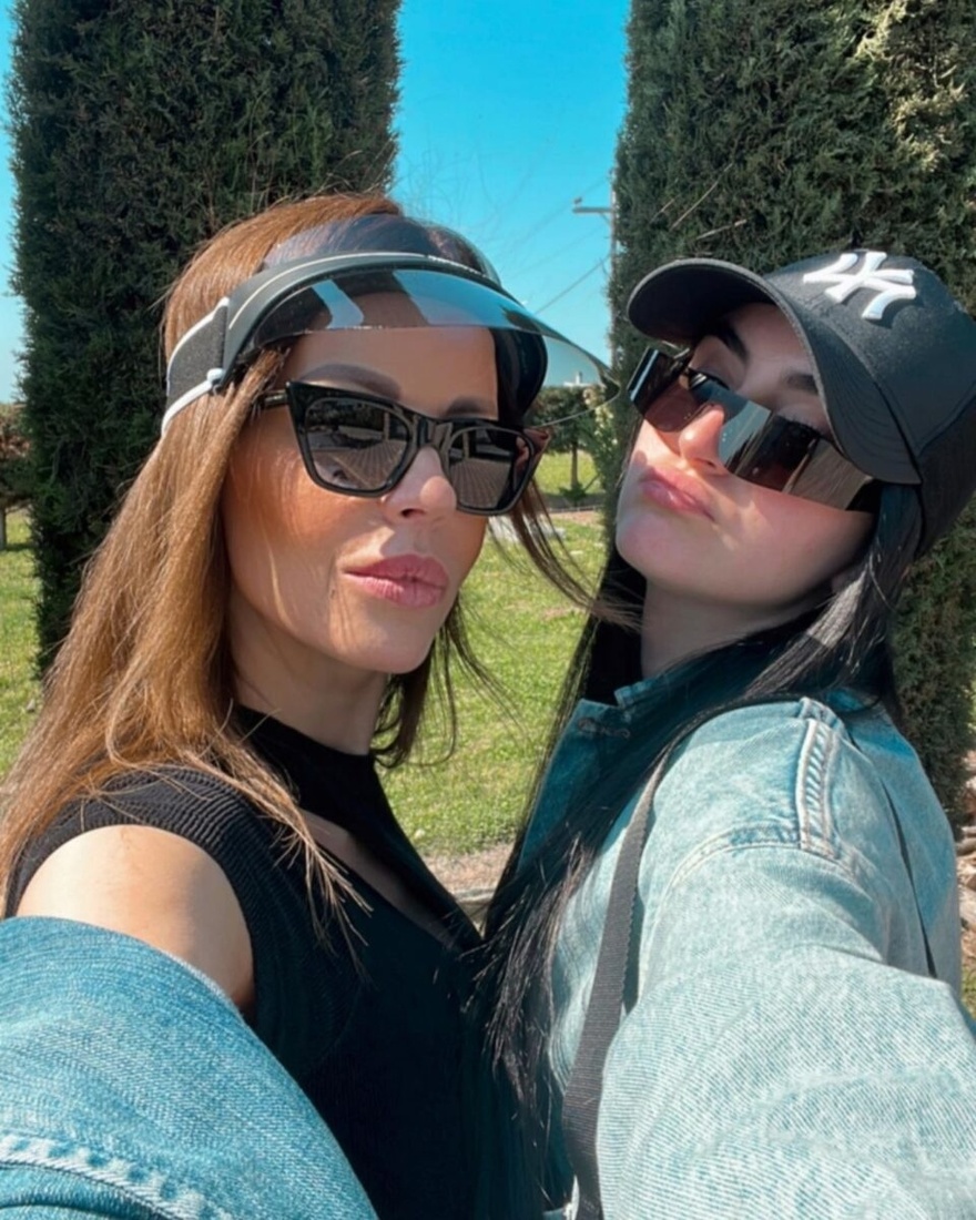 Σαν δυο κολλητές: Η 16χρονη κόρη της Ιωάννα Λίλη και του Ζαγοράκη πήρε την ομορφιά της μαμάς & έγινε κλώνος του μπαμπά της