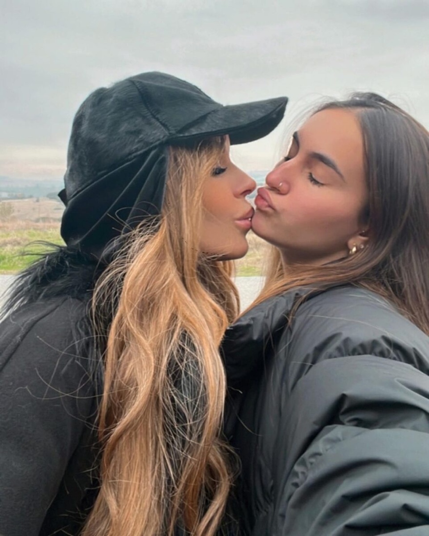 Σαν δυο κολλητές: Η 16χρονη κόρη της Ιωάννα Λίλη και του Ζαγοράκη πήρε την ομορφιά της μαμάς & έγινε κλώνος του μπαμπά της