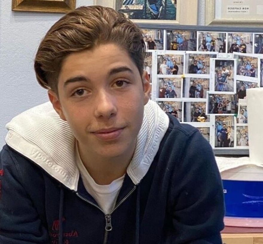 Έκοψε μαλλιά και άφησε γένια: Ο 19χρονος Χάρης Σεφερλής έκανε την μεγάλη αλλαγή στην εμφάνιση του – Η ομοιότητα με την μητέρα του