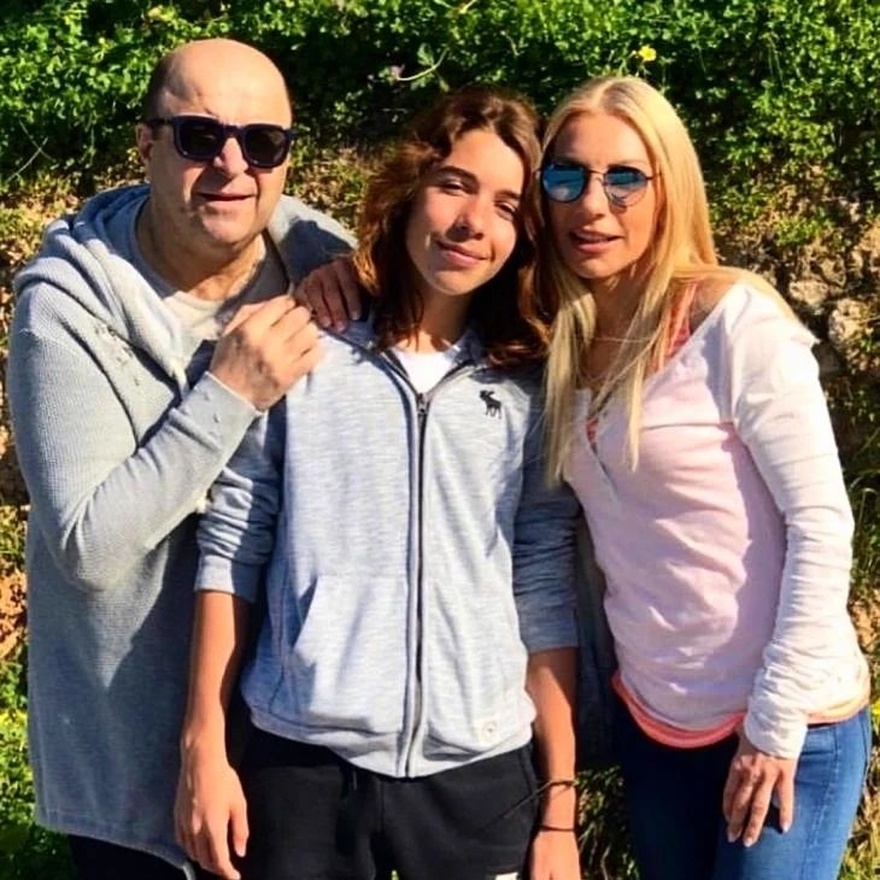 Έκοψε μαλλιά και άφησε γένια: Ο 19χρονος Χάρης Σεφερλής έκανε την μεγάλη αλλαγή στην εμφάνιση του – Η ομοιότητα με την μητέρα του