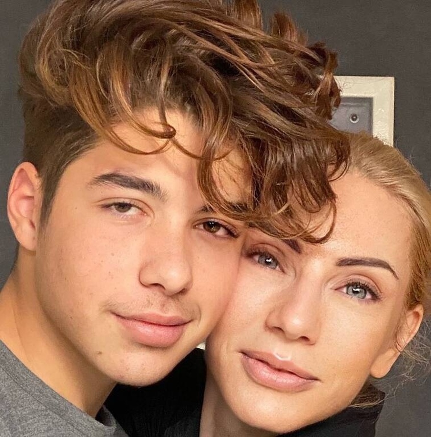 Έκοψε μαλλιά και άφησε γένια: Ο 19χρονος Χάρης Σεφερλής έκανε την μεγάλη αλλαγή στην εμφάνιση του – Η ομοιότητα με την μητέρα του