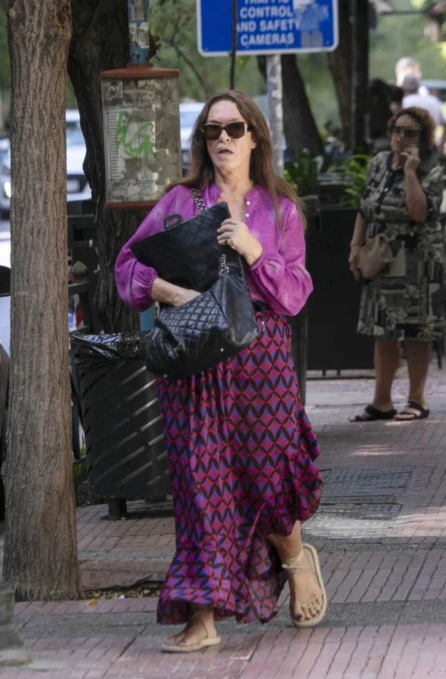 Μια οπτασία με σανδάλια: H Βάνα Μπάρμπα στο κέντρο της Αθήνας «μαγνήτισε» τα βλέμματα με την φυσική της ομορφιά