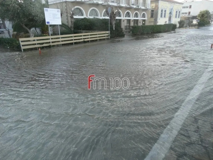 Συναγερμός σε μεγάλο νησί της χώρας: Πλημμύρισαν δρόμοι, έκλεισαν καταστήματα, σε απόγνωση οι κάτοικοι – Ήχησε το 112