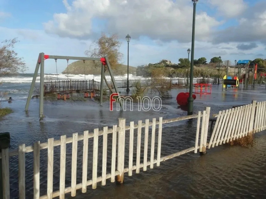 Συναγερμός σε μεγάλο νησί της χώρας: Πλημμύρισαν δρόμοι, έκλεισαν καταστήματα, σε απόγνωση οι κάτοικοι – Ήχησε το 112