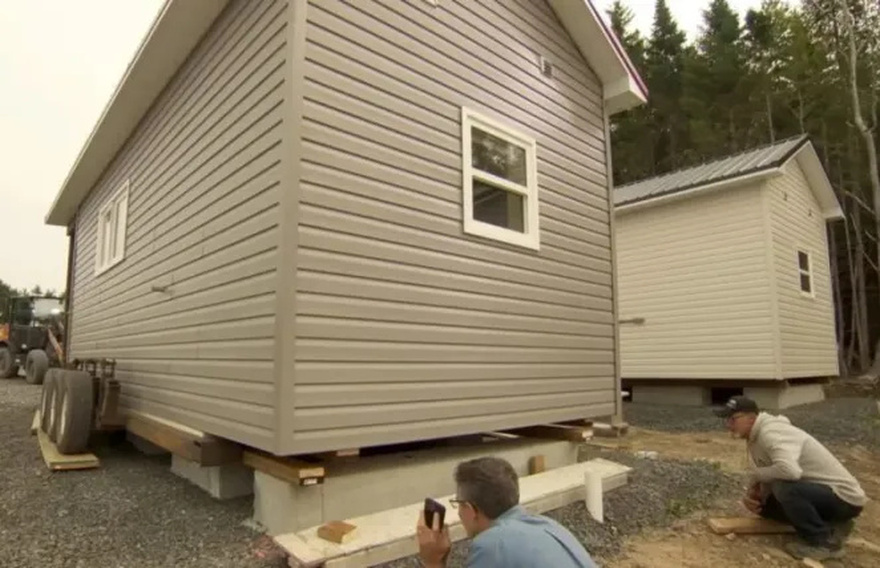 Η Αποστολή του Εκατομμυριούχου για την Υποστήριξη των Άστεγων: Ο Άνδρας Κατασκευάζει Μικρές Κατοικίες για Φτωχούς και Τους Παρέχει Θέσεις Εργασίας!