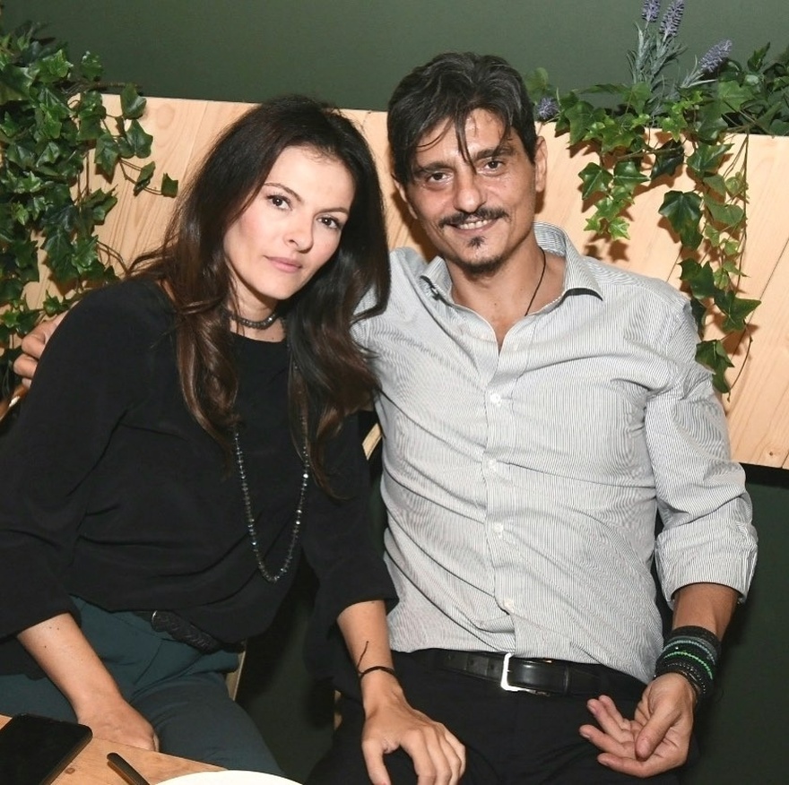 Καλλονή μελαχρινή, μητέρα 2 παιδιών: Η «άγνωστη» σύζυγος του Δημήτρη Γιαννακόπουλου μοιάζει με μούσα οίκου μόδας