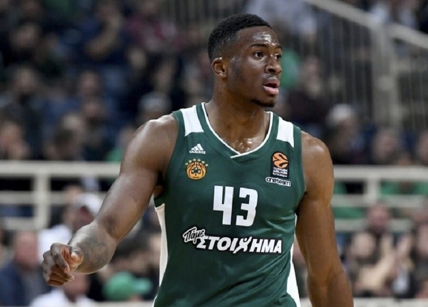 «Είμαι ο Θανάσης Αντετοκούνμπο και γεννήθηκα στο Αρεταίειο. Η χώρα μου δεν είναι η Αμερική, αλλά η Ελλάδα»