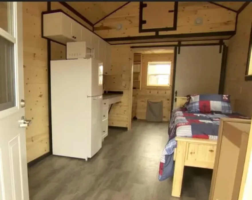 Η Αποστολή του Εκατομμυριούχου για την Υποστήριξη των Άστεγων: Ο Άνδρας Κατασκευάζει Μικρές Κατοικίες για Φτωχούς και Τους Παρέχει Θέσεις Εργασίας!