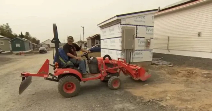 Η Αποστολή του Εκατομμυριούχου για την Υποστήριξη των Άστεγων: Ο Άνδρας Κατασκευάζει Μικρές Κατοικίες για Φτωχούς και Τους Παρέχει Θέσεις Εργασίας!