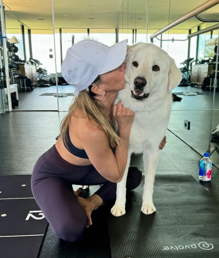 Η Τζένιφερ Άνιστον απολαμβάνει τη γυμναστική της παρέα με τα δύο αγαπημένα της σκυλιά – Δείτε τις φωτογραφίες