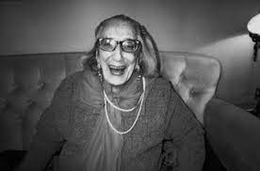 Ταϋγέτη Μπασούρη: Η καριέρα της ως “άσχημη”, ο ρόλος του Βέγγου στη ζωή της, τα βασανιστήρια στη Μακρόνησο και ο θάνατος που την σημάδεψε