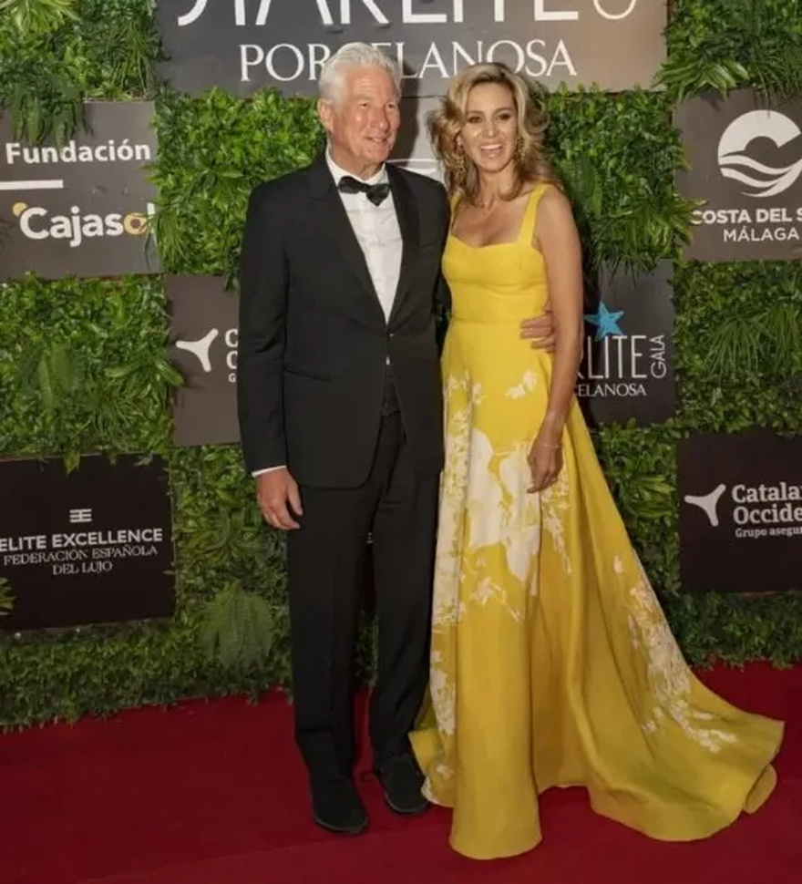 “30 Χρόνια Νεότερη Από Τον Σύζυγό Της”: Οι Φωτογραφίες του Ρίτσαρντ Γκιρ Με Την Νεαρή Σύζυγό Του Σχολιάζονται Στο Διαδίκτυο!