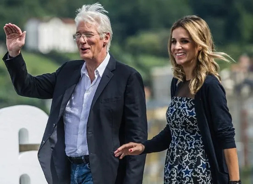 “30 Χρόνια Νεότερη Από Τον Σύζυγό Της”: Οι Φωτογραφίες του Ρίτσαρντ Γκιρ Με Την Νεαρή Σύζυγό Του Σχολιάζονται Στο Διαδίκτυο!