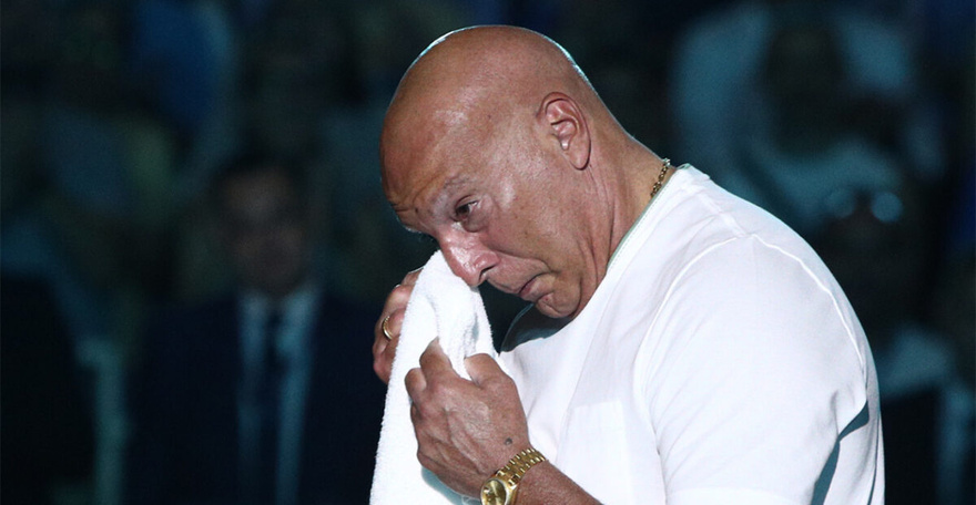 Όταν δάκρυσε ο «θεός»: Συγκινημένος ο Νίκος Γκάλης στην οροφή του ΟΑΚΑ η φανέλα με το Νο4