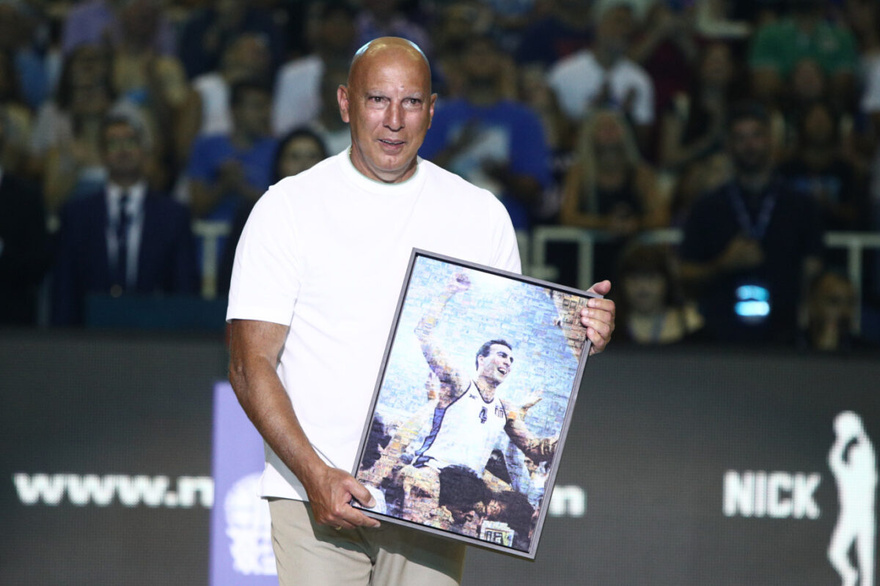 Όταν δάκρυσε ο «θεός»: Συγκινημένος ο Νίκος Γκάλης στην οροφή του ΟΑΚΑ η φανέλα με το Νο4