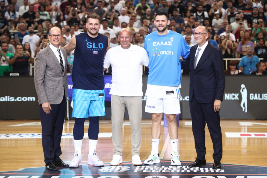 Όταν δάκρυσε ο «θεός»: Συγκινημένος ο Νίκος Γκάλης στην οροφή του ΟΑΚΑ η φανέλα με το Νο4