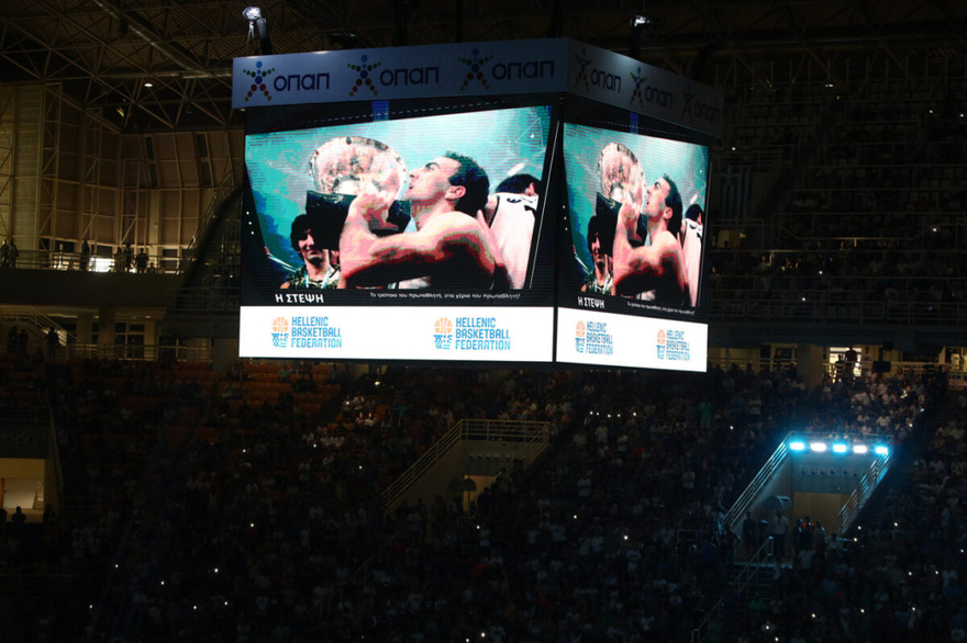 Όταν δάκρυσε ο «θεός»: Συγκινημένος ο Νίκος Γκάλης στην οροφή του ΟΑΚΑ η φανέλα με το Νο4