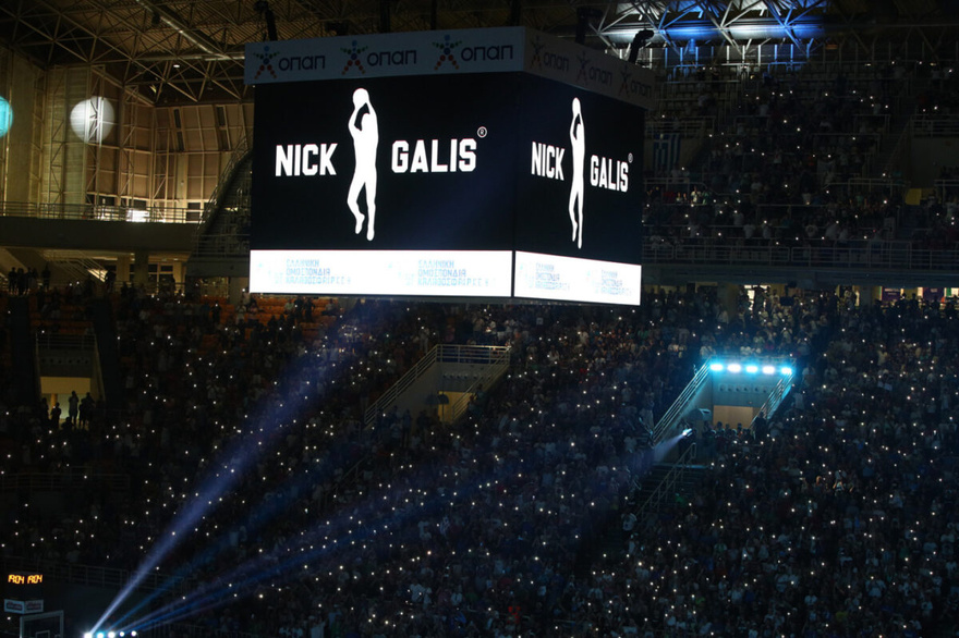 Όταν δάκρυσε ο «θεός»: Συγκινημένος ο Νίκος Γκάλης στην οροφή του ΟΑΚΑ η φανέλα με το Νο4