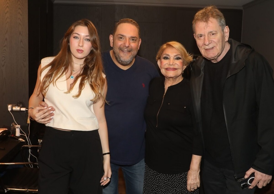 “Το βασανάκι μου”: Η 19χρονη κόρη του Διονυσίου εμφανίστηκε στα μπουζούκια με λευκό crop top και όλοι κοιτούσαν εκείνη