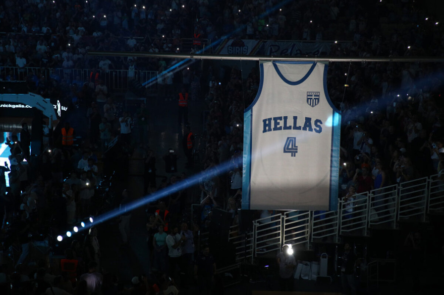 Όταν δάκρυσε ο «θεός»: Συγκινημένος ο Νίκος Γκάλης στην οροφή του ΟΑΚΑ η φανέλα με το Νο4