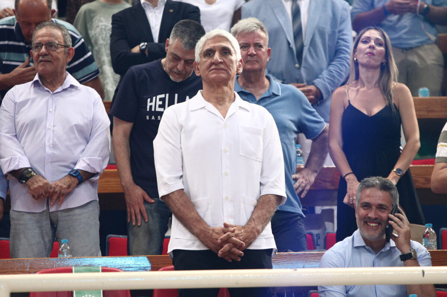 Όταν δάκρυσε ο «θεός»: Συγκινημένος ο Νίκος Γκάλης στην οροφή του ΟΑΚΑ η φανέλα με το Νο4