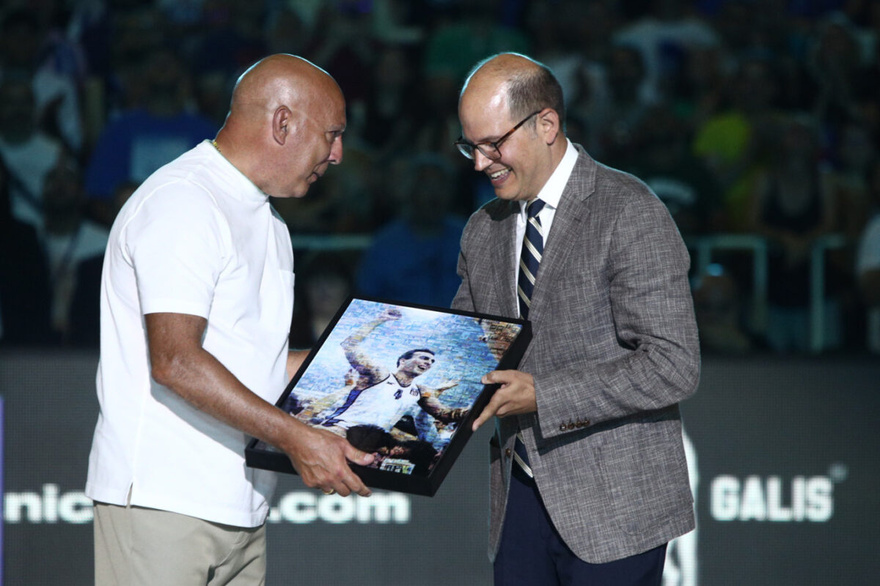 Όταν δάκρυσε ο «θεός»: Συγκινημένος ο Νίκος Γκάλης στην οροφή του ΟΑΚΑ η φανέλα με το Νο4