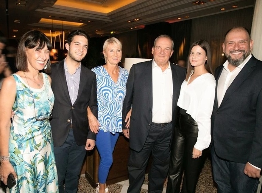 Αλέξανδρος & Αλίκη Καραμανλή: Υπέρκομψοι 22άρηδες, τα δίδυμα της Παζαΐτη τράβηξαν τα “φλας” στο κέντρο της Αθήνας