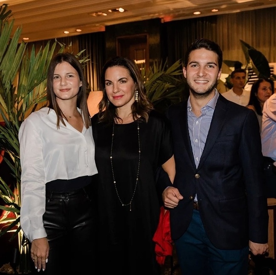 Αλέξανδρος & Αλίκη Καραμανλή: Υπέρκομψοι 22άρηδες, τα δίδυμα της Παζαΐτη τράβηξαν τα “φλας” στο κέντρο της Αθήνας