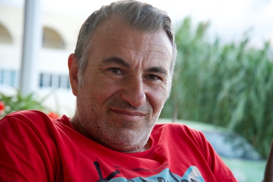 Υπόδειγμα Πατέρα, μεγαλώνει μόνος 4 παιδιά: «Όταν μου λένε μπαμπά σ’ αγαπάμε λιώνω – Δεν υπάρχει η λέξη κούραση όταν είσαι γονιός»