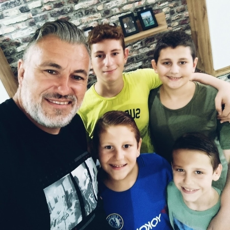 Υπόδειγμα Πατέρα, μεγαλώνει μόνος 4 παιδιά: «Όταν μου λένε μπαμπά σ’ αγαπάμε λιώνω – Δεν υπάρχει η λέξη κούραση όταν είσαι γονιός»