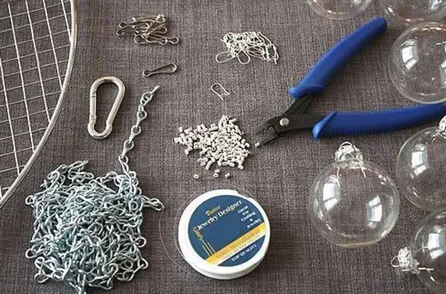 Εντυπωσίασε τους γιορτινούς επισκέπτες σου με ένα Αιωρούμενο Χριστουγεννιάτικο Δέντρο: Πως να το φτιάξεις μόνη σου