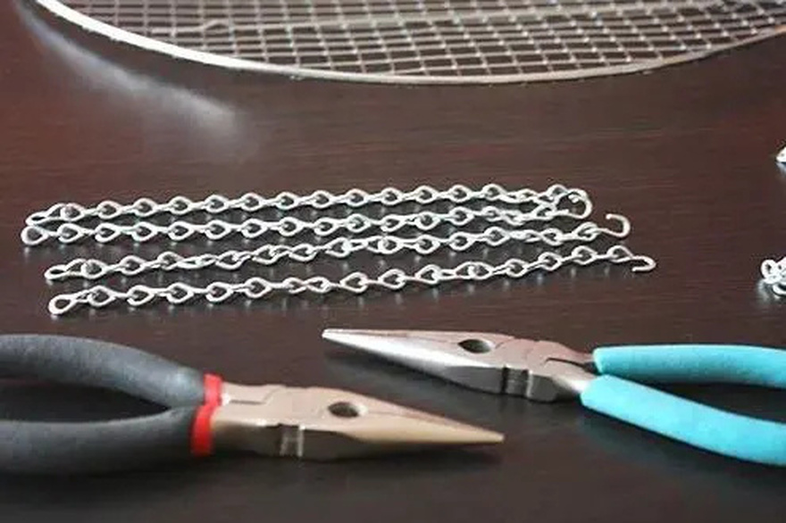 Εντυπωσίασε τους γιορτινούς επισκέπτες σου με ένα Αιωρούμενο Χριστουγεννιάτικο Δέντρο: Πως να το φτιάξεις μόνη σου